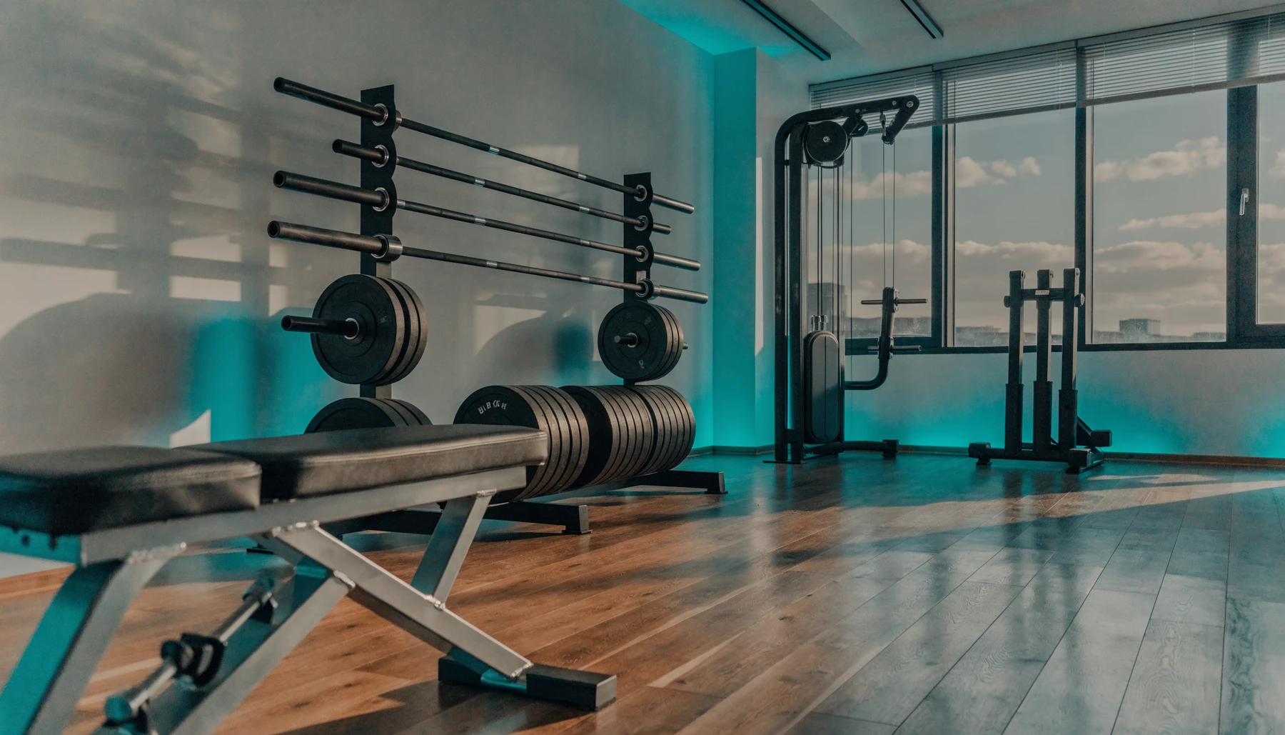 Trainingsfläche mit Hanteln und Geräten im apr training Studio