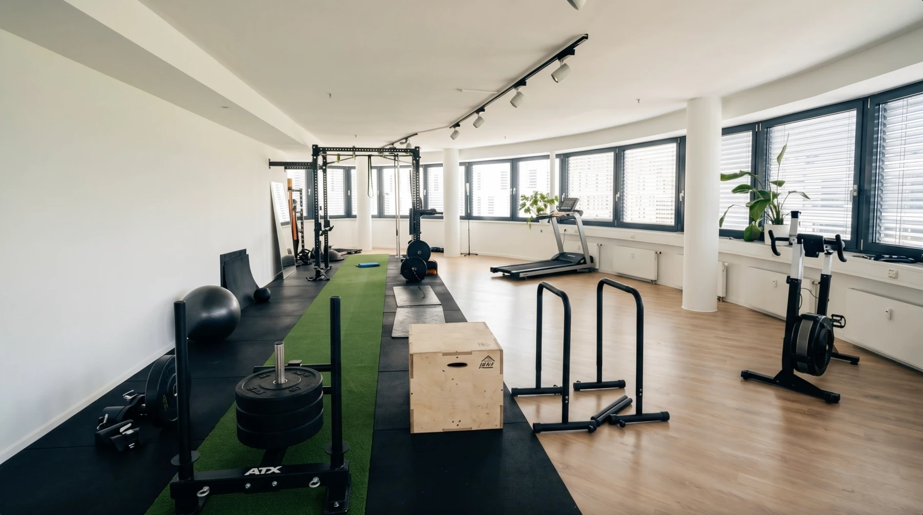 Helles apr training Studio mit Kraftgeräten, Trainingsfläche und großen Fenstern